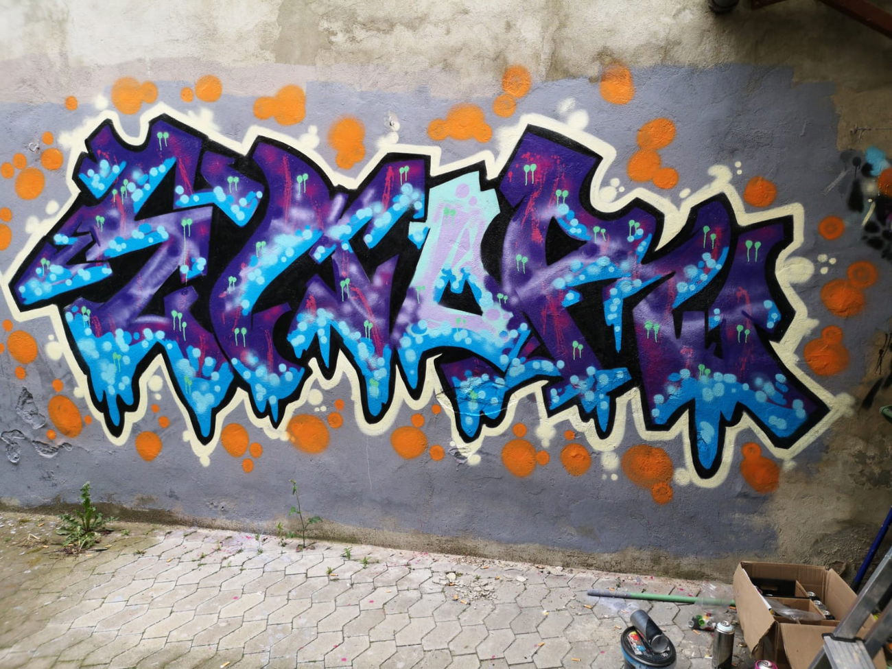 Graffiti Wall - Photo by DerKoeter - emor, eqs, onc (2019)