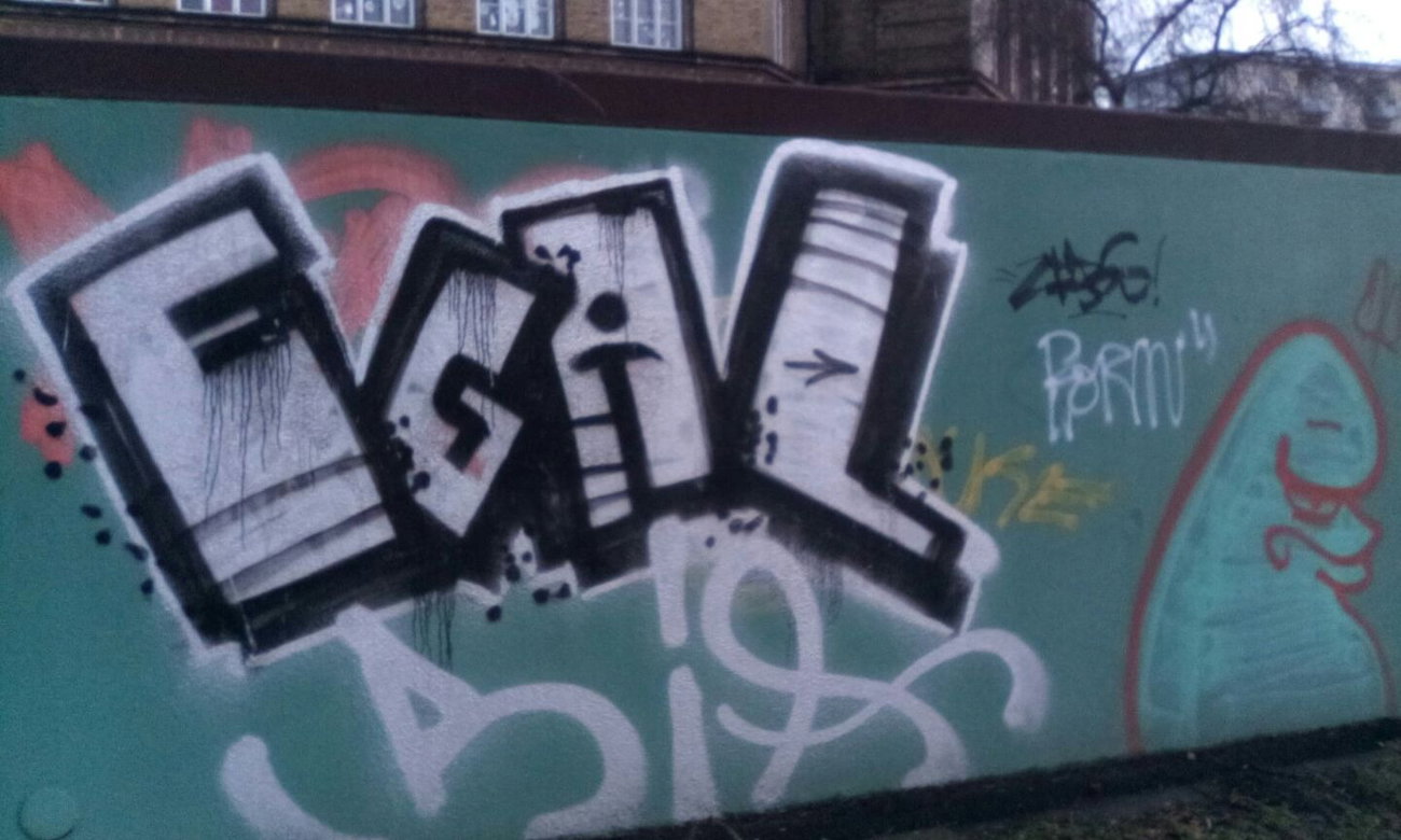 Graffiti Wall - Photo by DerKoeter - egal