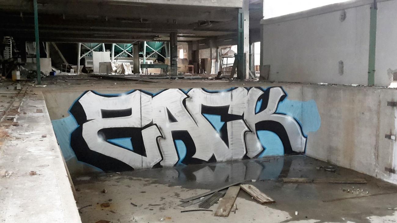 Graffiti Wall - Photo by DerTyp - chrome, bombing, abandoned