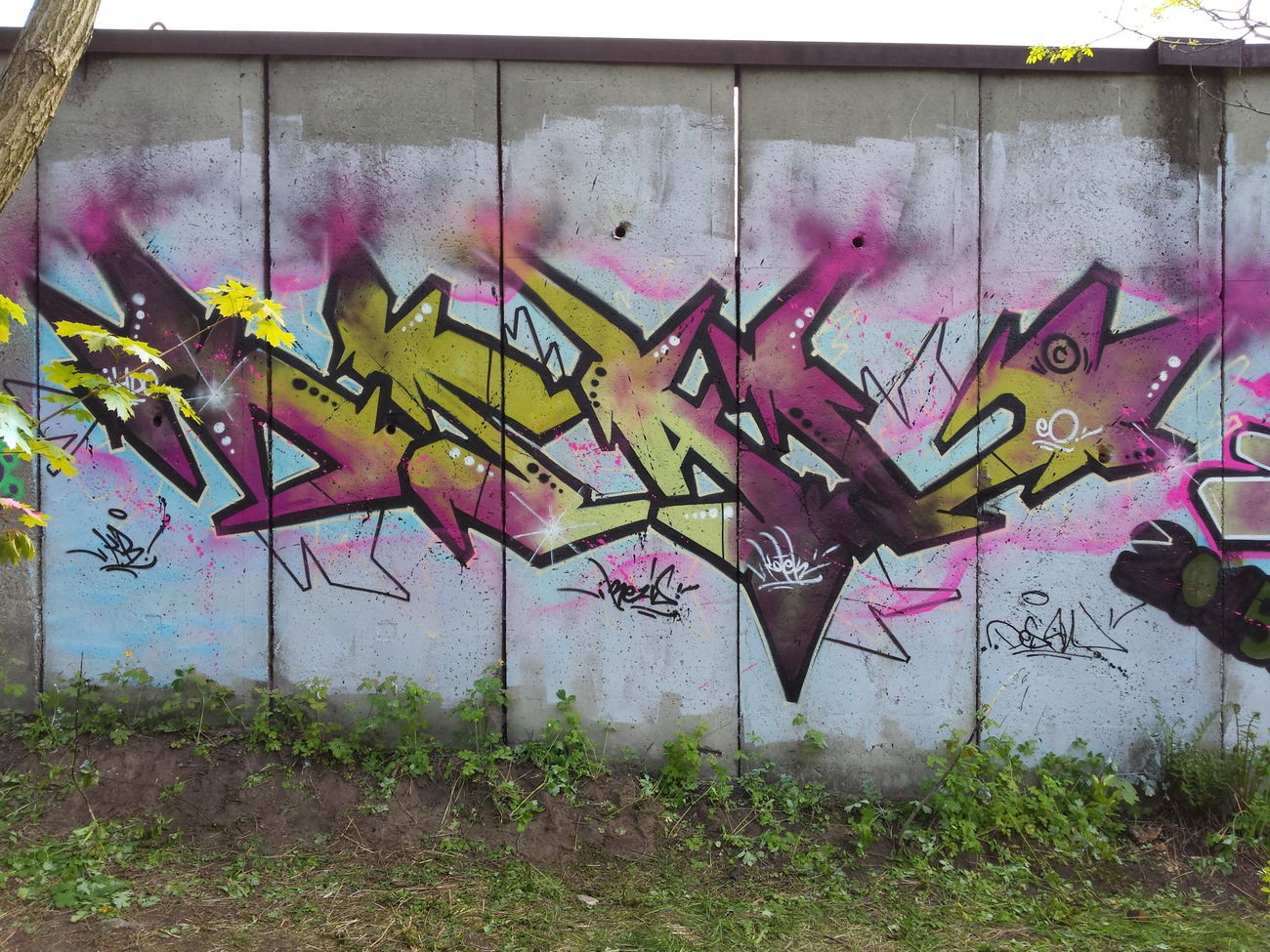 Graffiti Wall - Photo by Desaw1 - dsav, saver, clrs (2015)