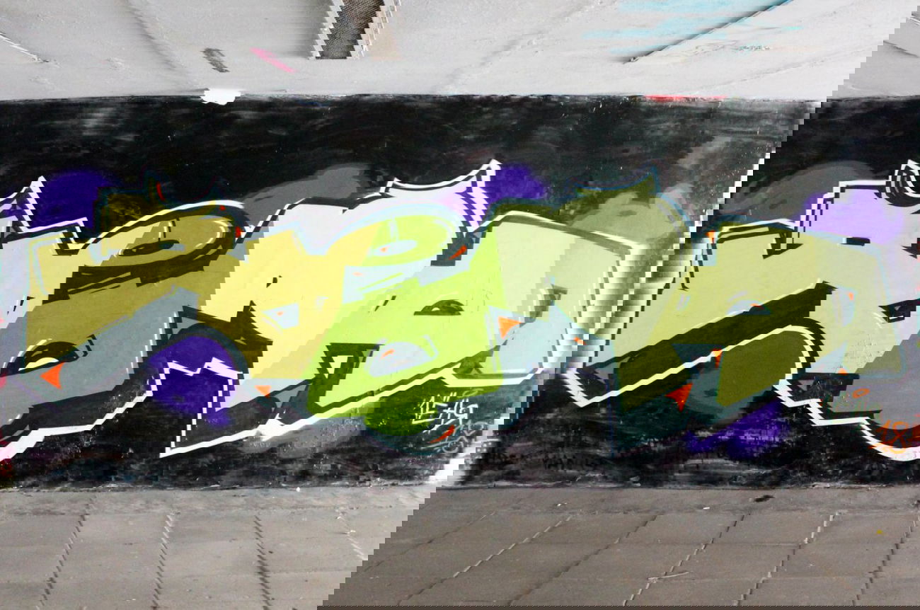 Graffiti Wall - Photo by DirtyMonk - word, beso, graffiti (2014)