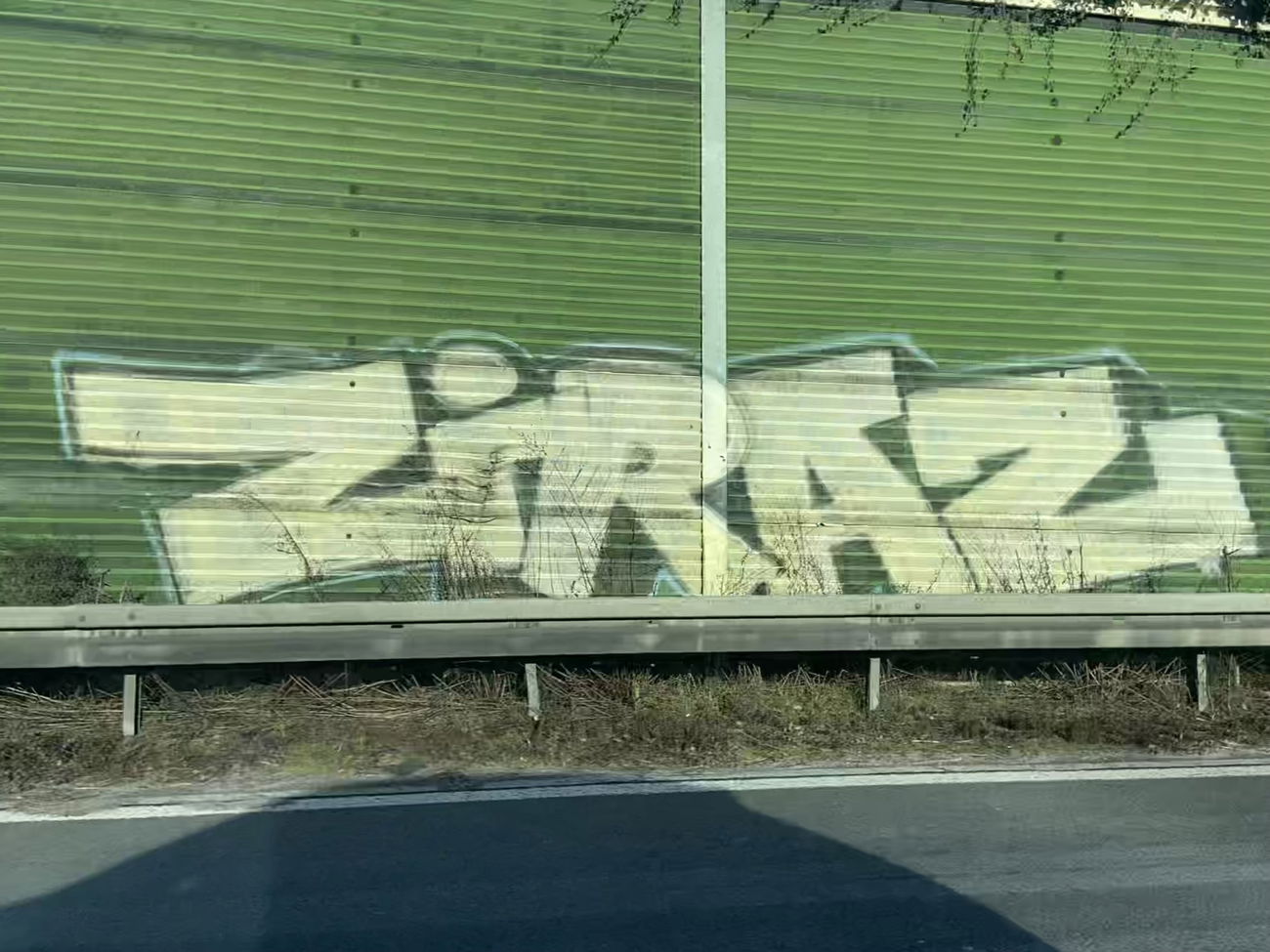 Graffiti Bombing - Photo by DisgoPolo - ziraz (2007)