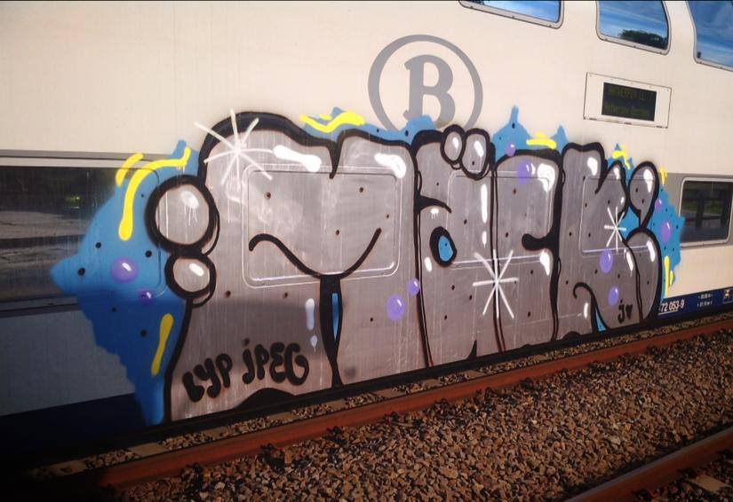 Graffiti Train in Les Bons Villers - Photo by Doedelup - mäck, jpeg, lyp