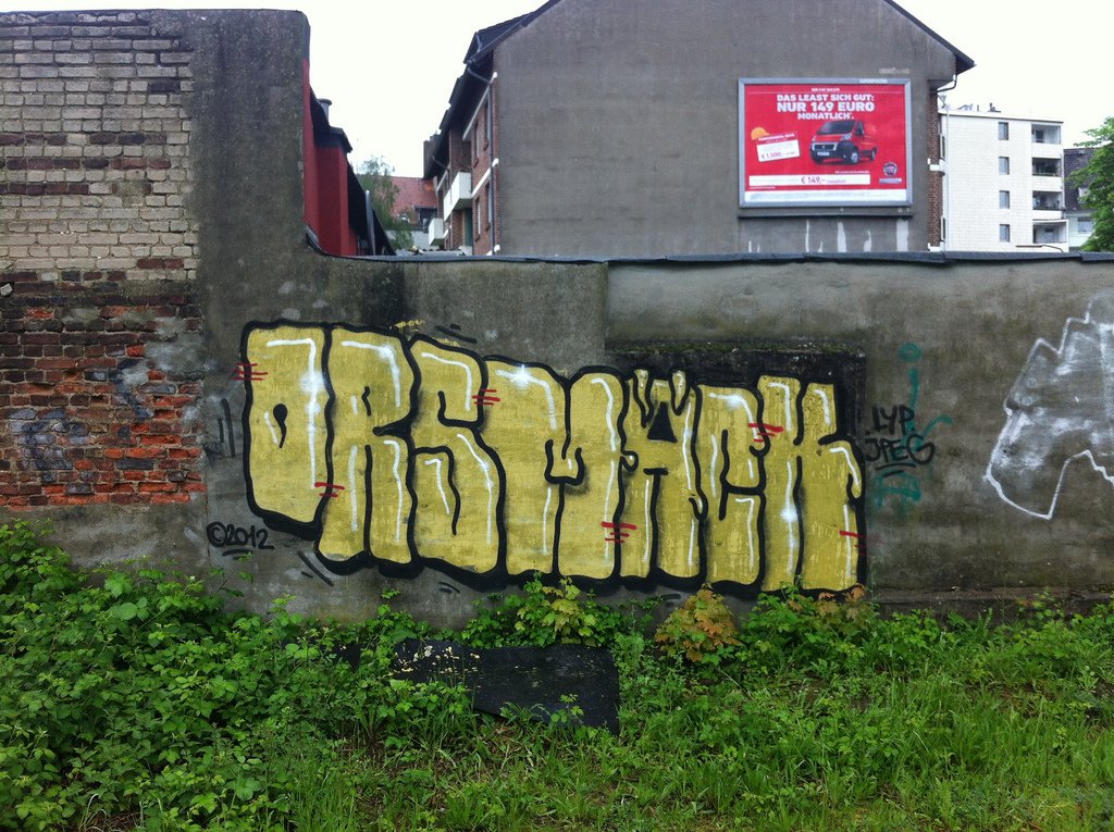 Graffiti Bombing in Dusseldorf - Photo by Doedelup - orsm, mäck, lyp