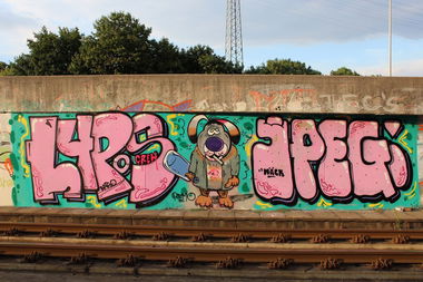 Graffiti Bombing in Dusseldorf - Photo by Doedelup - jpeg, lyp