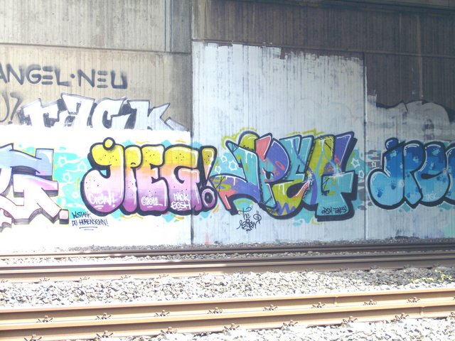 Graffiti Bombing in Dusseldorf - Photo by Doedelup - jpeg