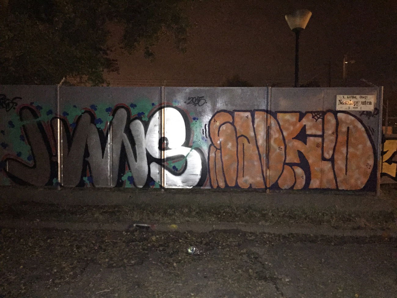 Graffiti Bombing - Photo by Donszkoj - Street, wall, chrome (2015)