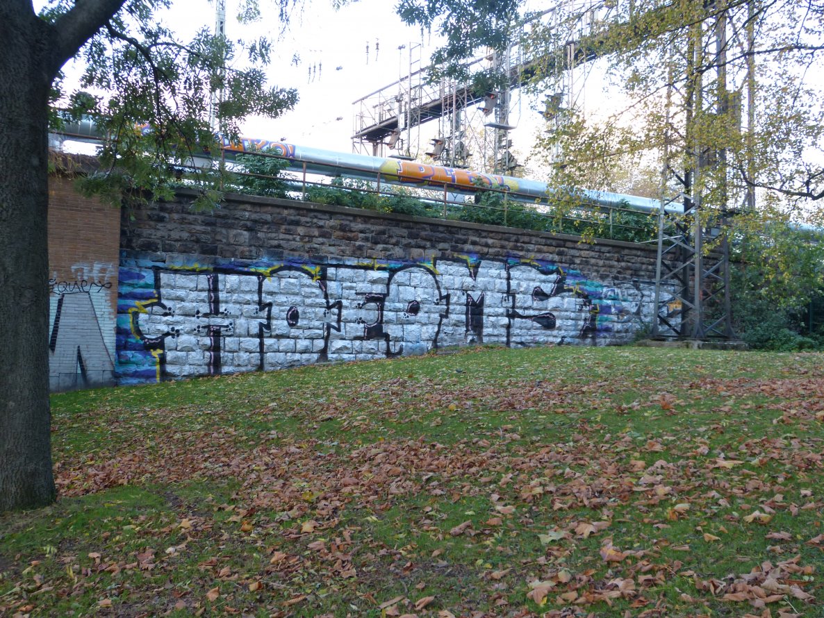 Graffiti Bombing - Photo by DoppelWhopper - HOE, OMS (2013)
