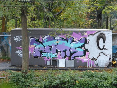 Graffiti Wall in Dusseldorf - Photo by DoppelWhopper - Pens, Cops