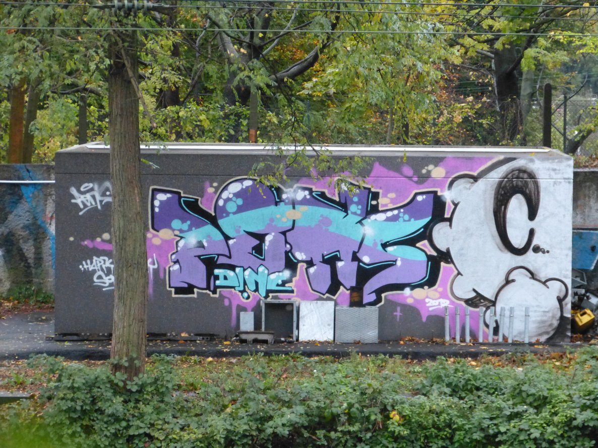 Graffiti Wall in Dusseldorf - Photo by DoppelWhopper - Pens, Cops
