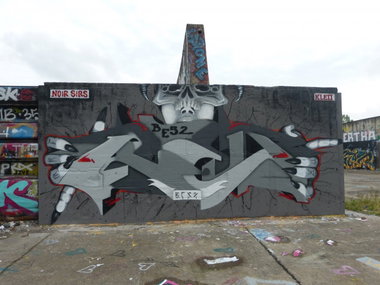 Graffiti Wall in Berlin - Photo by DoppelWhopper - NOIR, SIRS, Hall (2013)