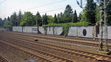 Graffiti Bombing in Dusseldorf - Photo by DoppelWhopper - revo (2013)