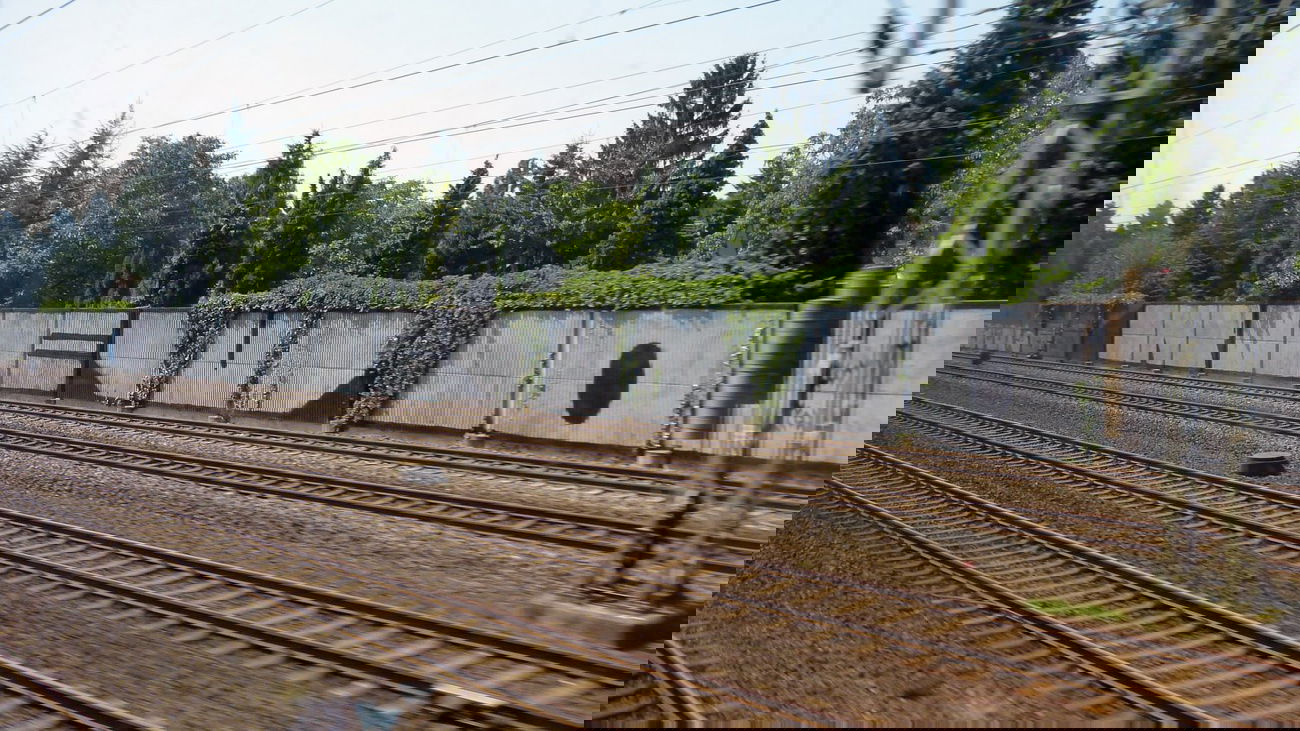 Graffiti Bombing in Dusseldorf - Photo by DoppelWhopper - revo (2013)