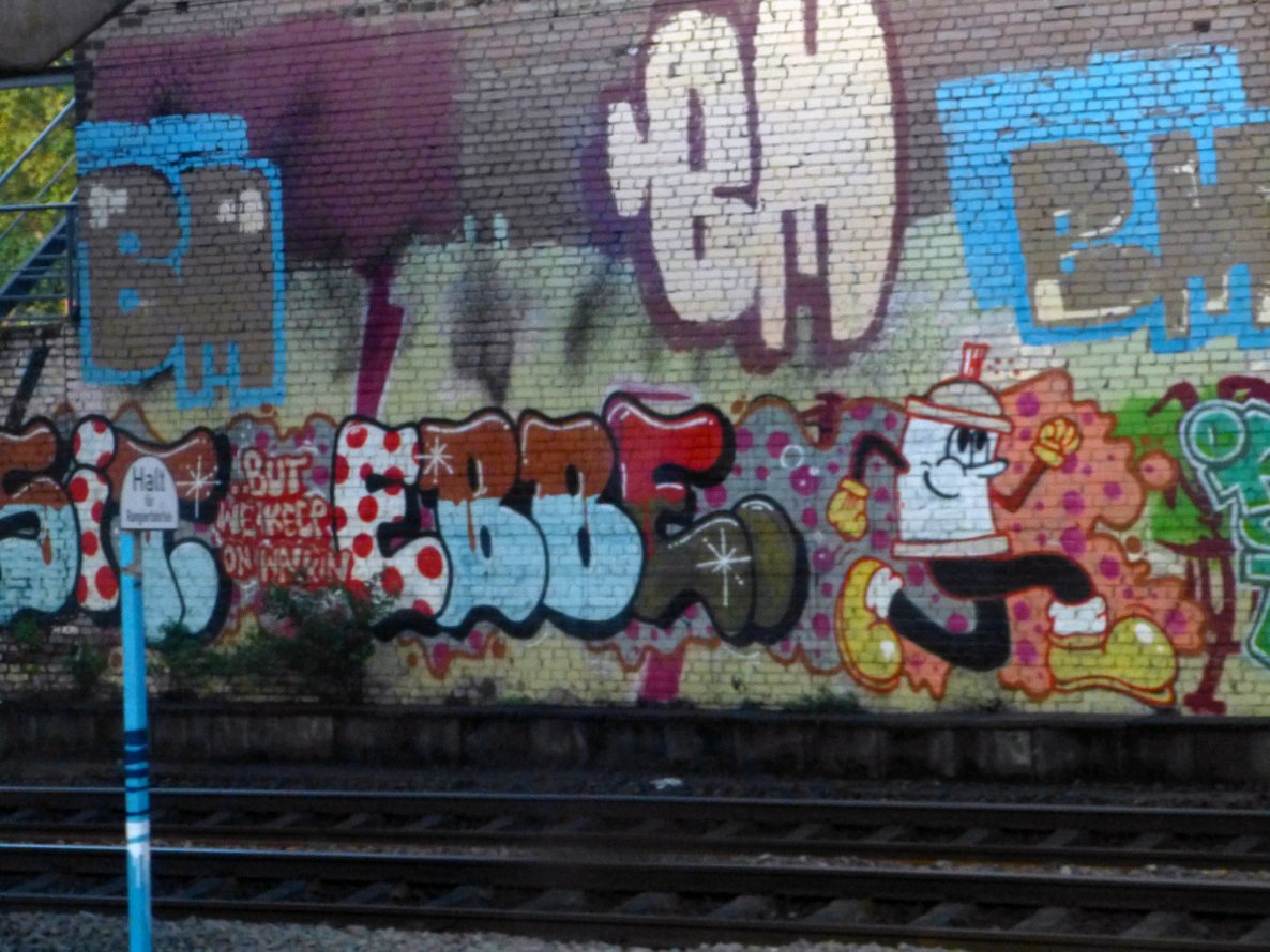 Graffiti Bombing in Dusseldorf - Photo by DoppelWhopper - Ebbe