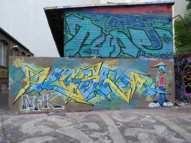Graffiti Wall in Berlin - Photo by DoppelWhopper - no, future, kis (2013)