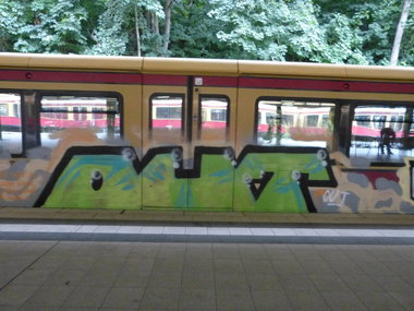 Graffiti Train - Photo by DoppelWhopper - OUT (2013)