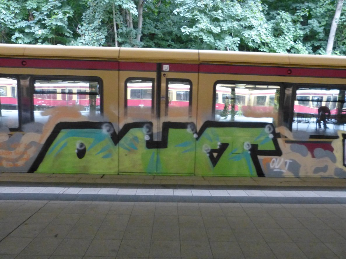 Graffiti Train - Photo by DoppelWhopper - OUT (2013)