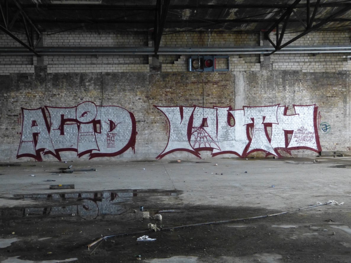 Graffiti Wall in Dusseldorf - Photo by DoppelWhopper - acid, youth (2013)