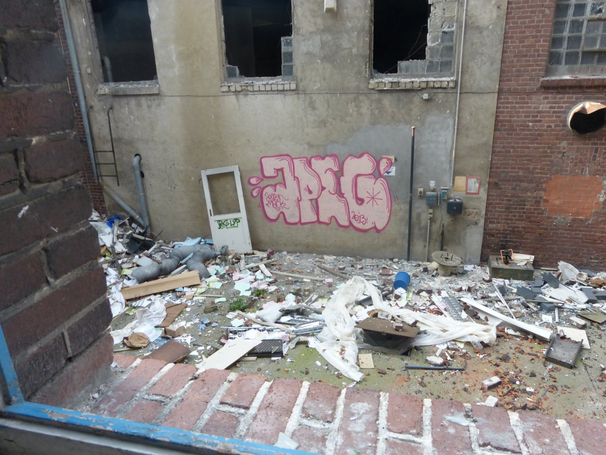 Graffiti Bombing in Dusseldorf - Photo by DoppelWhopper - Jpeg, JPEG (2013)