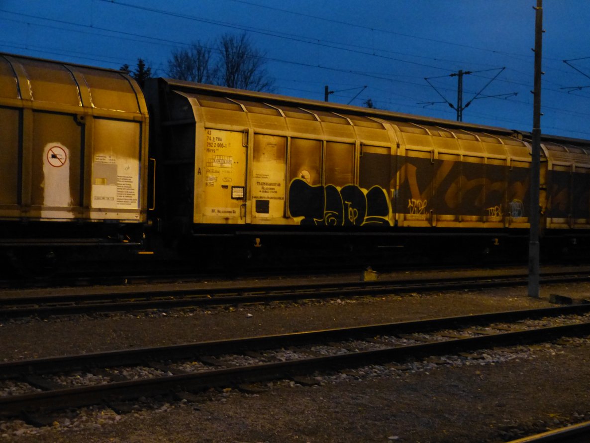 Graffiti Train - Photo by DoppelWhopper - taps, top