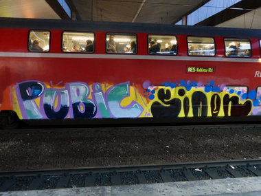 Graffiti Train - Photo by DoppelWhopper - Pubic, Simon, re5 (2013)