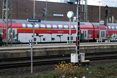 Graffiti Train in Dusseldorf - Photo by DoppelWhopper - BASH, Lebt, E2E (2013)