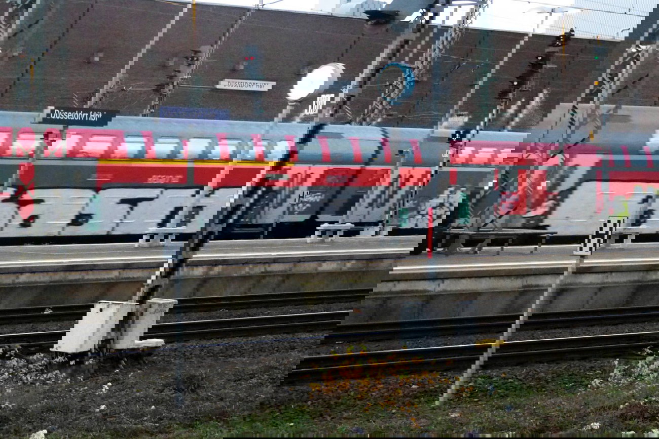 Graffiti Train in Dusseldorf - Photo by DoppelWhopper - BASH, Lebt, E2E (2013)