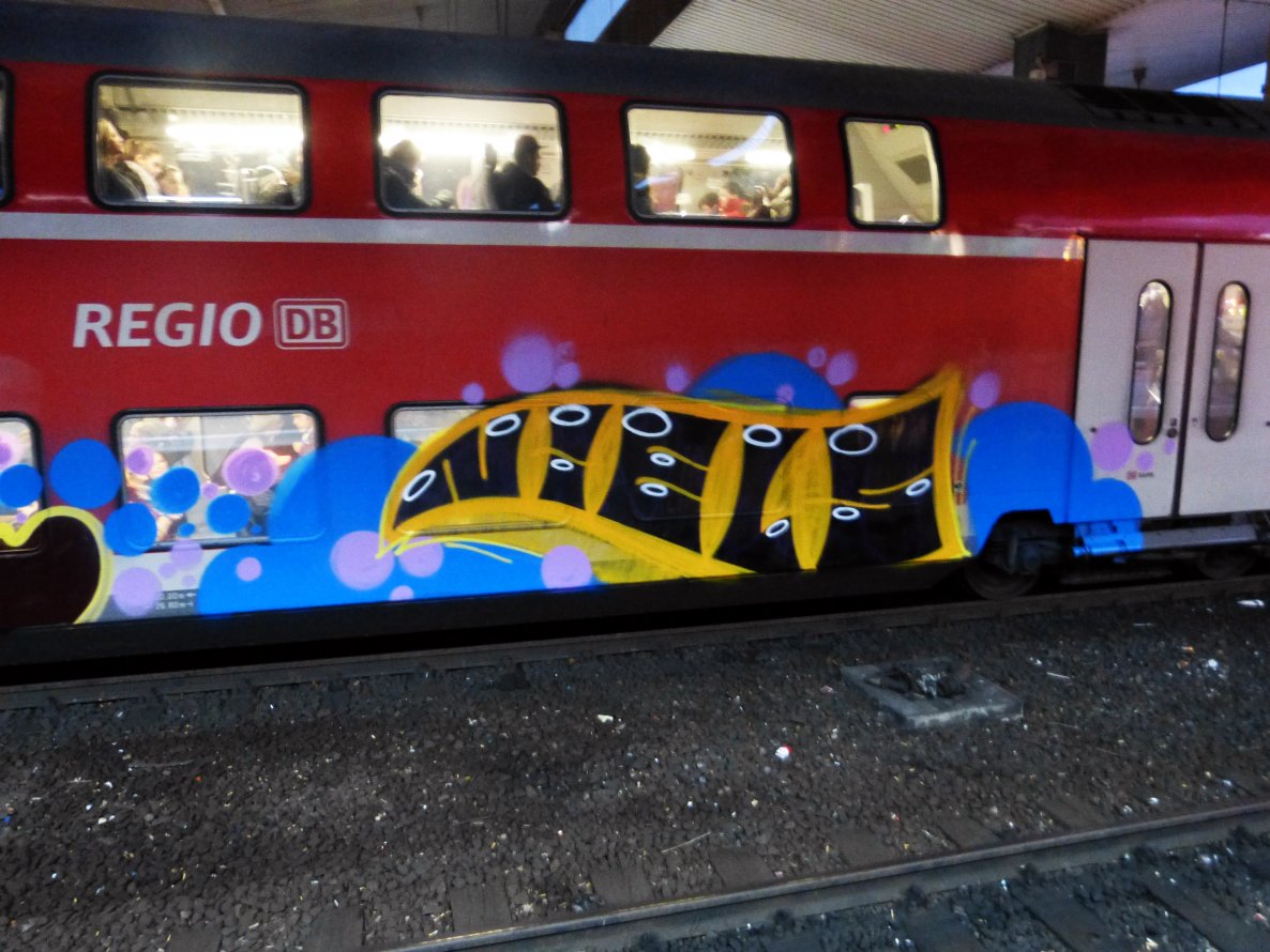 Graffiti Train - Photo by DoppelWhopper - niels, re5 (2013)
