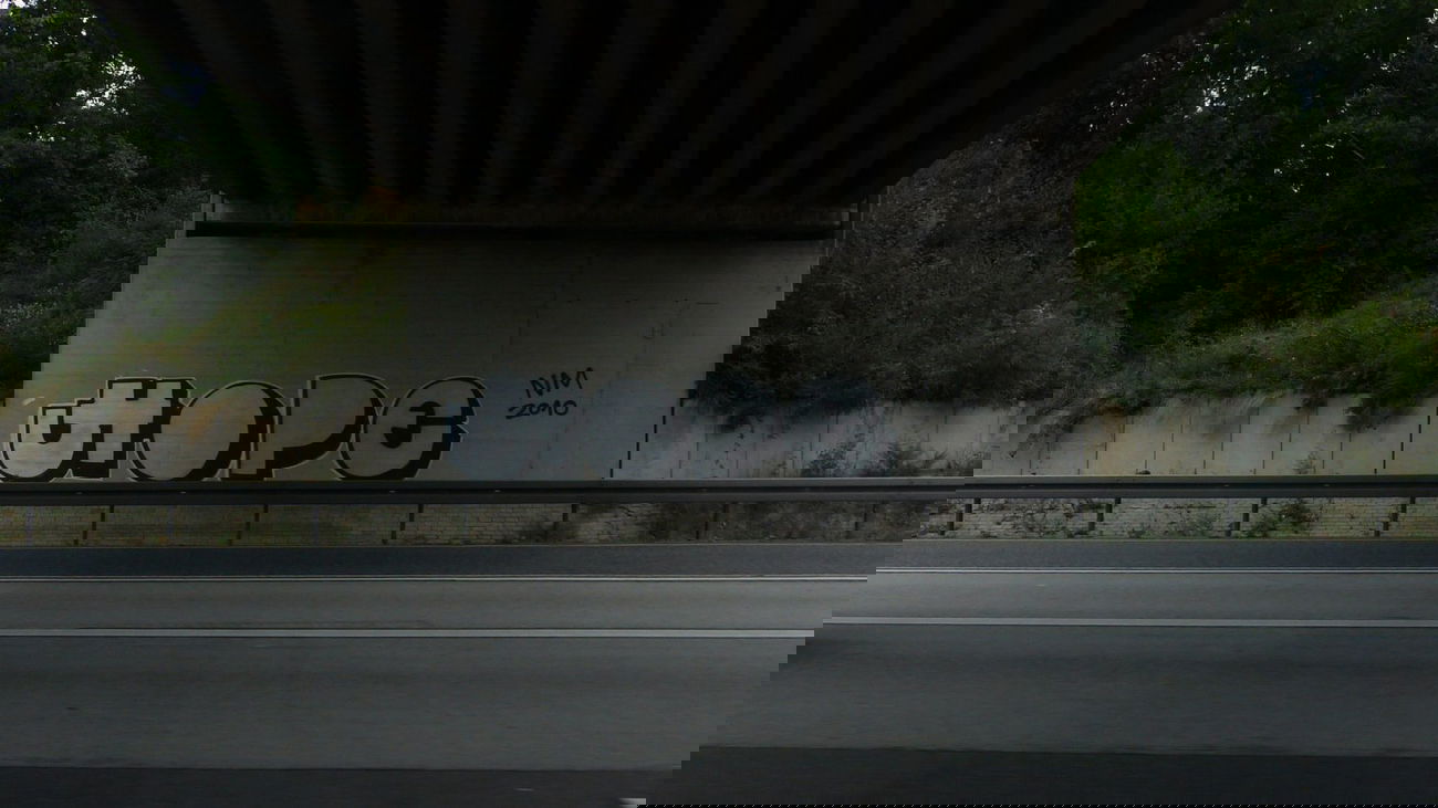 Graffiti Bombing in Frankfurt - Photo by DoppelWhopper - Hope (2010)