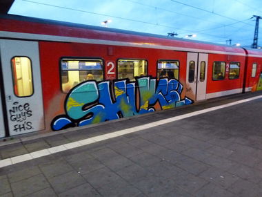 Graffiti Train - Photo by DoppelWhopper - shuke, Fhs, dsor (2014)