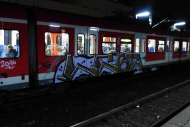 Graffiti Train in Dusseldorf - Photo by DoppelWhopper - lebt (2014)