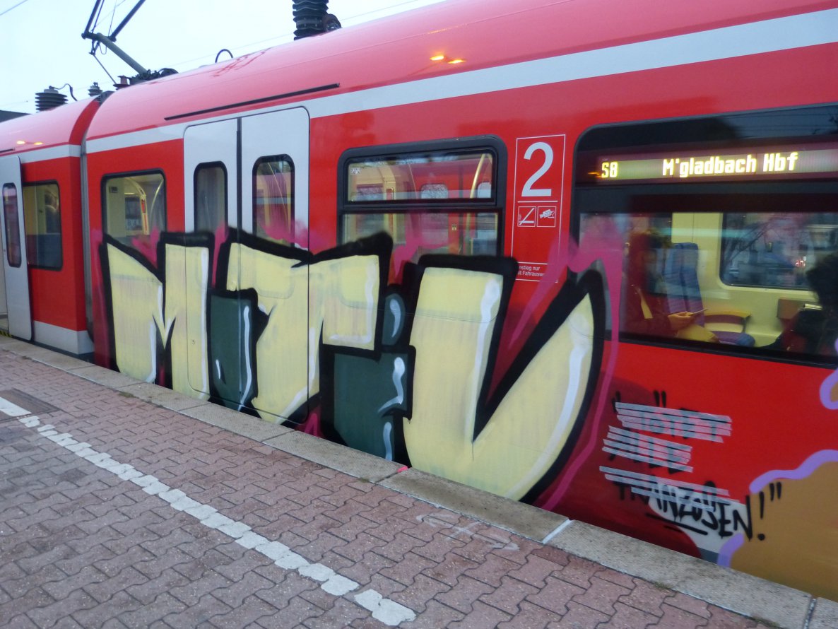 Graffiti Train in Dusseldorf - Photo by DoppelWhopper - Motiv, s8 (2014)