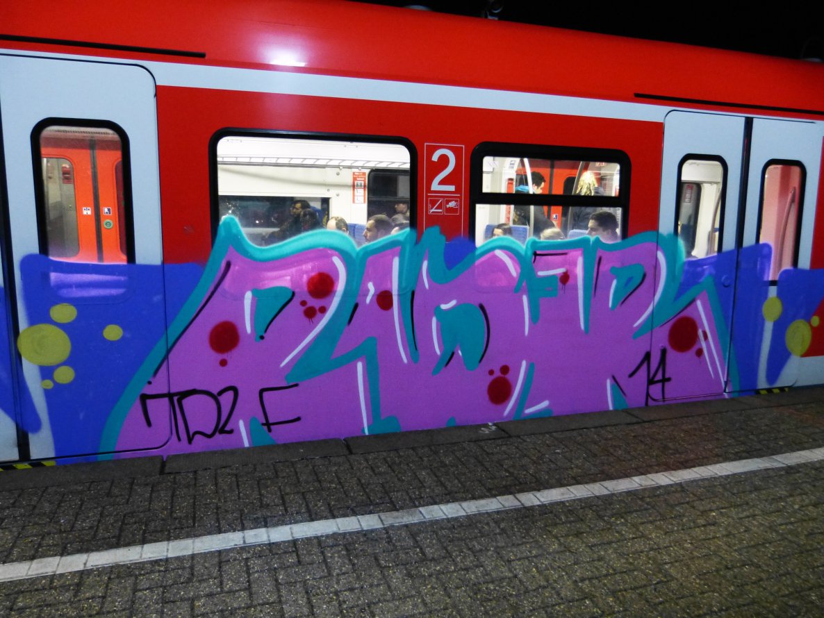 Graffiti Train in Dusseldorf - Photo by DoppelWhopper - Radar, think, s8 (2014)