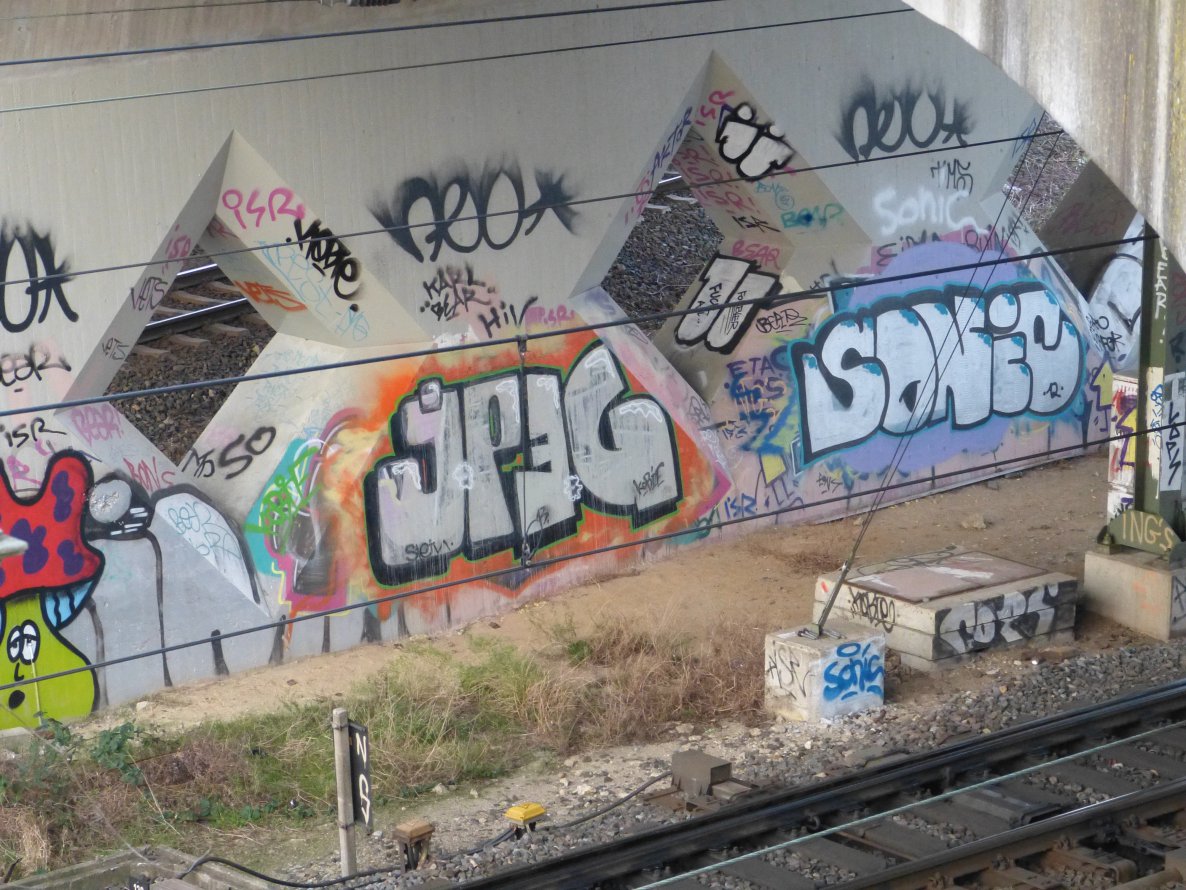 Graffiti Wall in Dusseldorf - Photo by DoppelWhopper - JPEG, SONIC, Cops (2013)