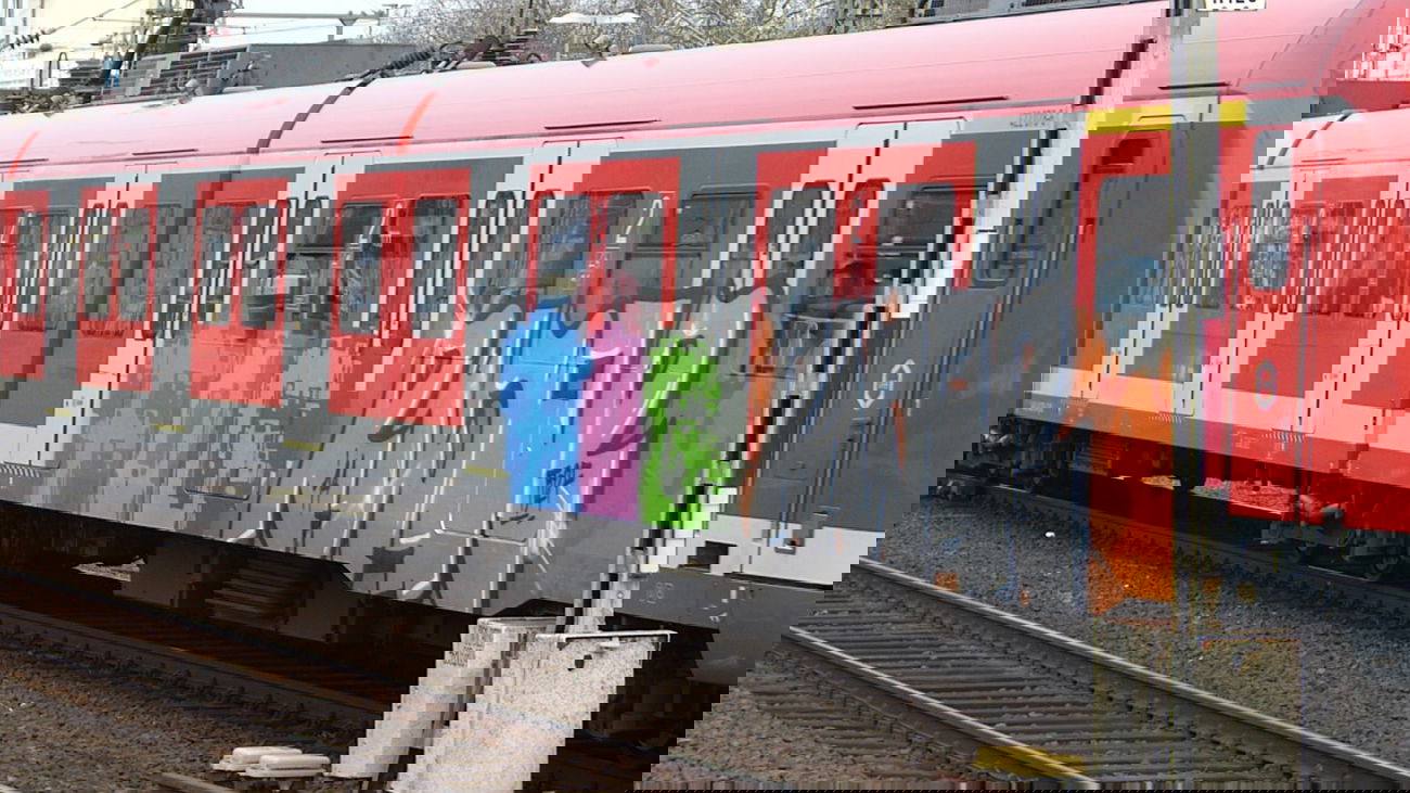 Graffiti Train - Photo by DoppelWhopper - FOG, RADAR (2014)