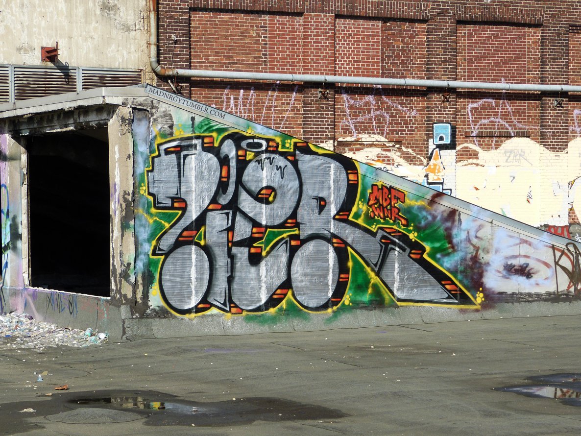 Graffiti Wall - Photo by DoppelWhopper - zier, MBF (2014)