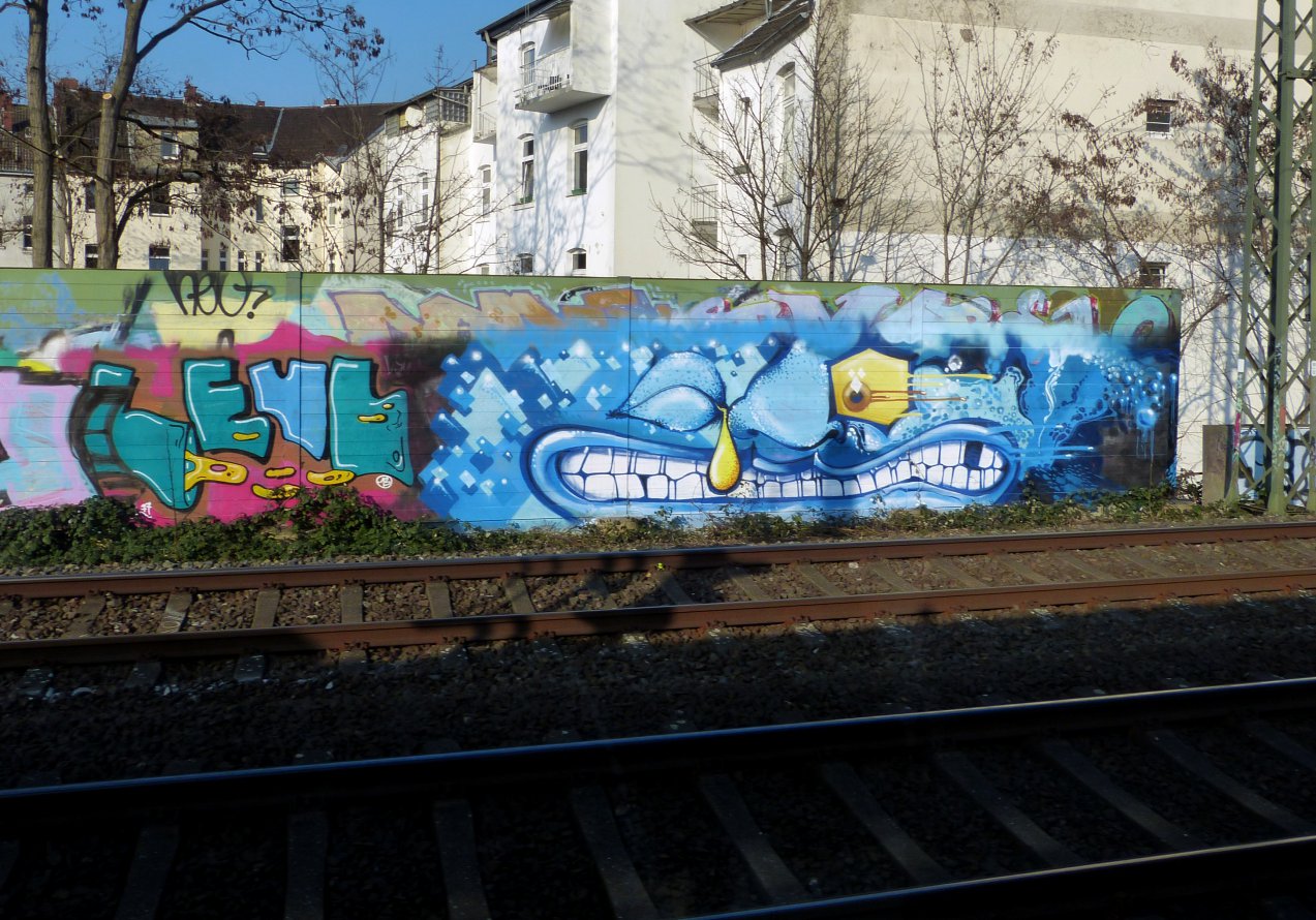 Graffiti Wall - Photo by DoppelWhopper - bm, blue, blue