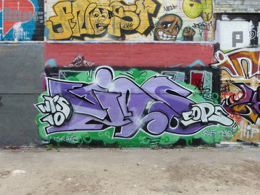 Graffiti Wall - Photo by DoppelWhopper - Vins, Cops (2014)
