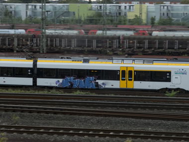 Graffiti Train in Düsseldorf - Photo by DoppelWhopper - rue (2014)
