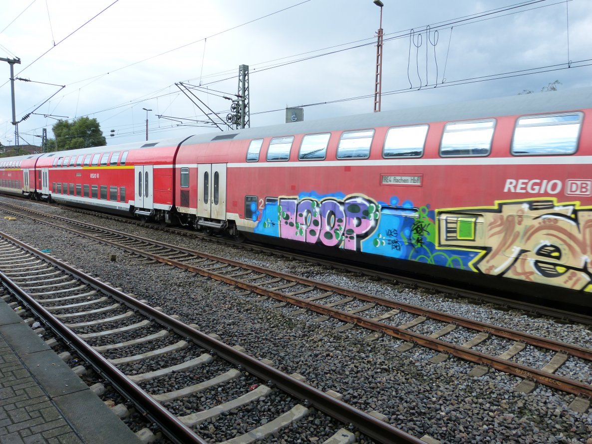 Graffiti Train in Düsseldorf - Photo by DoppelWhopper - loop, tek, raser (2014)