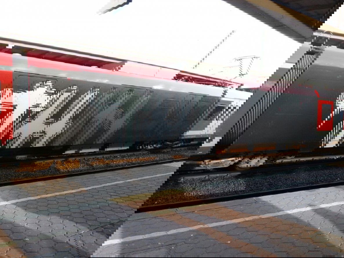 Graffiti Train in Düsseldorf - Photo by DoppelWhopper - think, wholecar (2014)