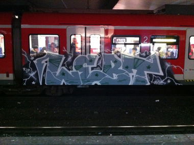 Graffiti Train in Düsseldorf - Photo by DoppelWhopper - lebt, rip, vrs (2014)
