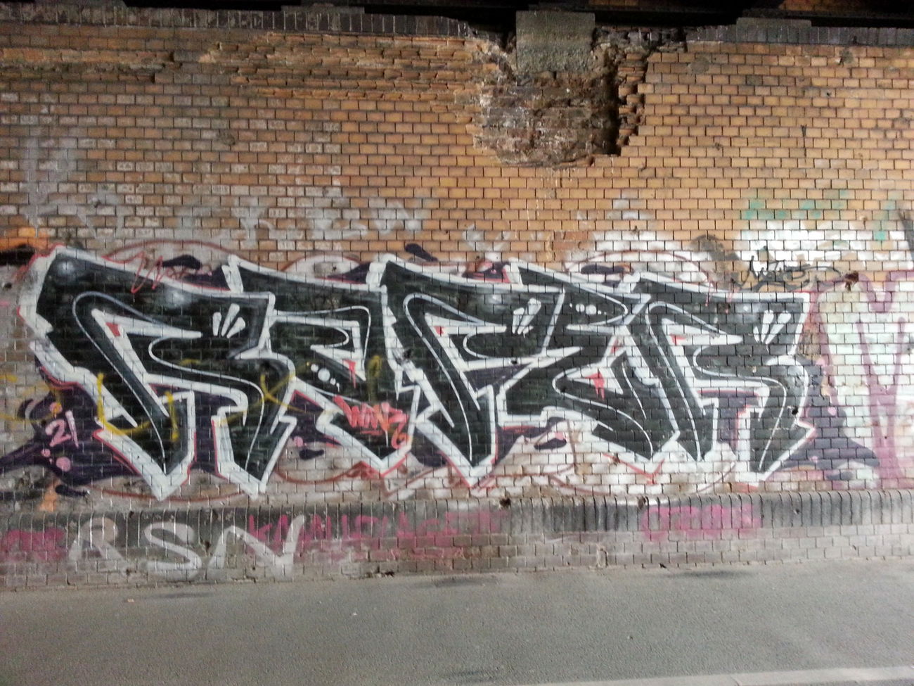 Graffiti Bombing in Deutschland - Photo by Dorfwriter - raper (2014)