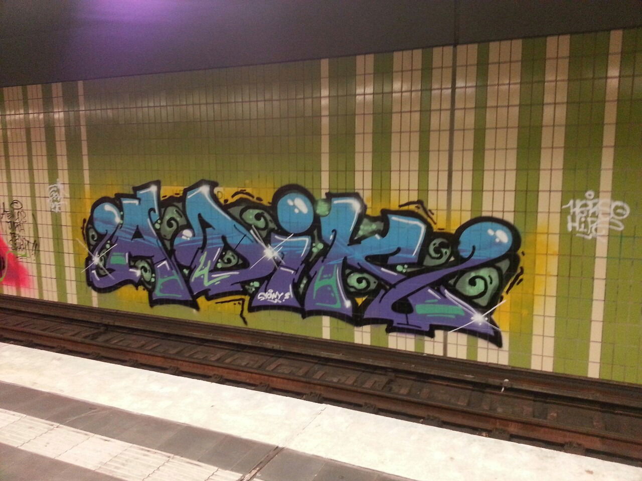 Graffiti Wall in Hamburg - Photo by Dorfwriter - adik, hipe, hsr (2014)