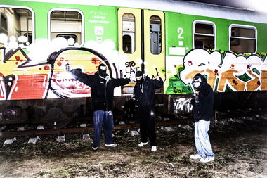 Graffiti Artwork - Photo by Dosamegorana - yard, party!!!