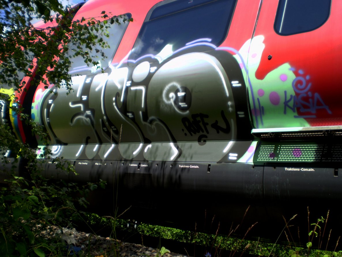 Graffiti Train in Kastrup - Photo by EIGHTBITBANDITS - enio, ruff, crew