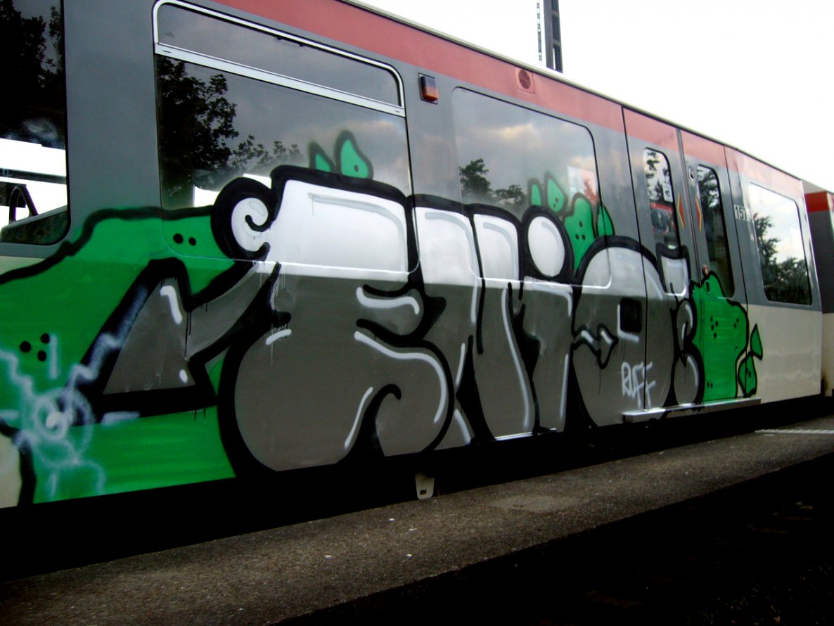 Graffiti Train - Photo by EIGHTBITBANDITS - Enio, RUFF, CREW