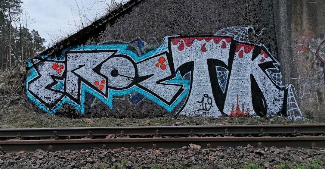 Graffiti Wall - Photo by ELECTROZ - tk, saw (2019)