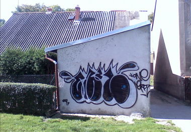 Graffiti Wall - Photo by ELECTROZ - bombing (2009)