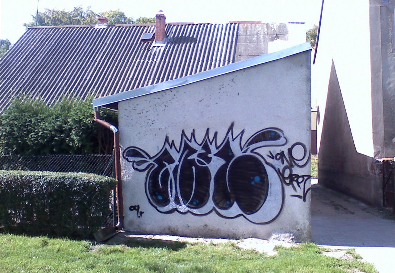 Graffiti Wall - Photo by ELECTROZ - bombing (2009)